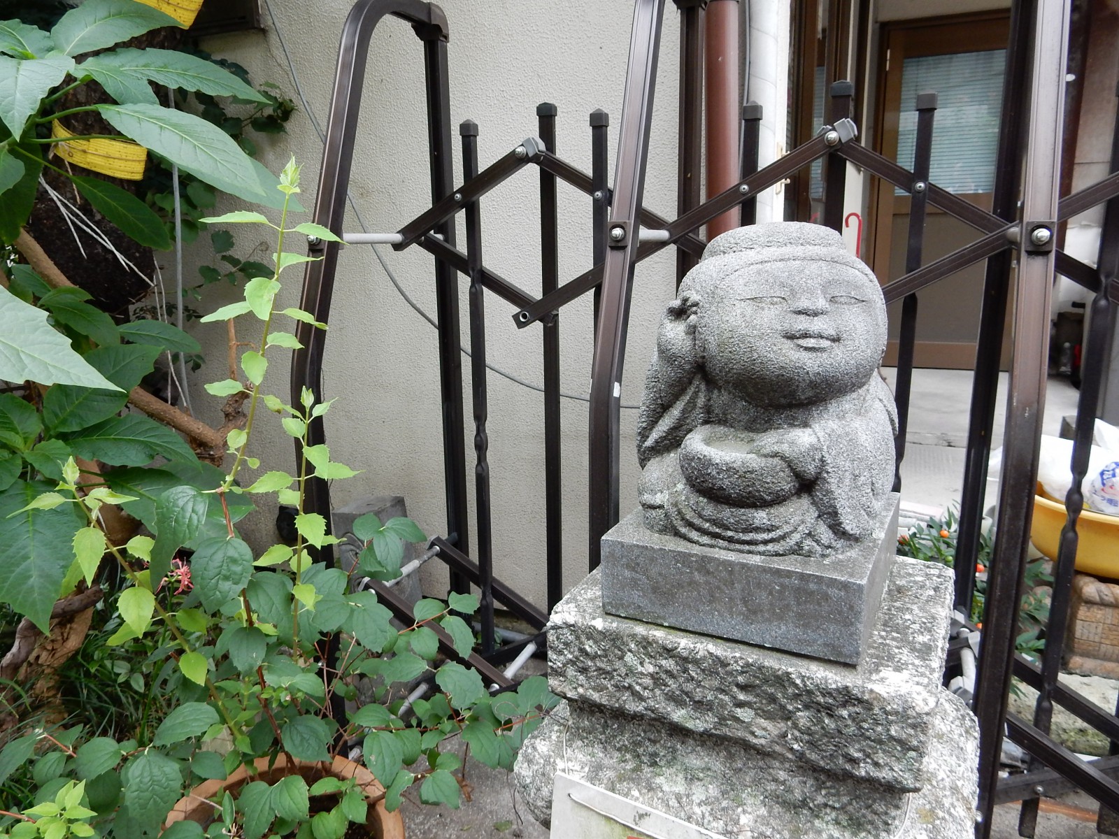 路傍で傾聴する石像