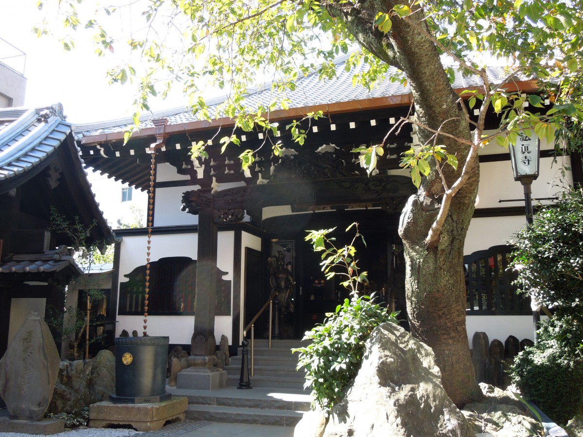 一葉ゆかりのハイカラ寺