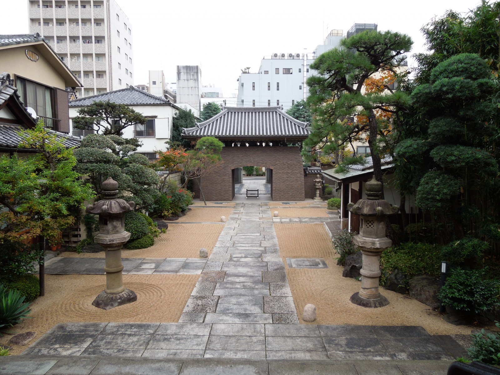 中国風の禅寺で鐘を撞く