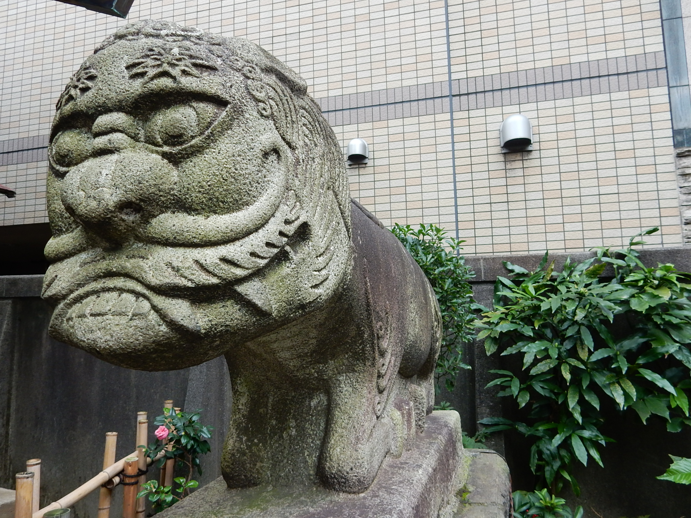 高輪のおじさん顔石像