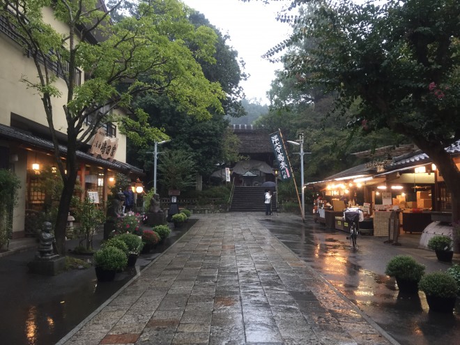 雨の門前町