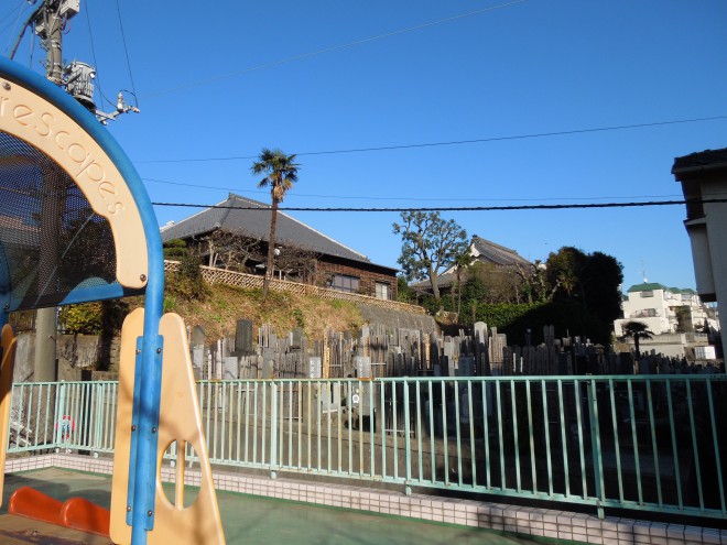 スリバチ地形とお寺