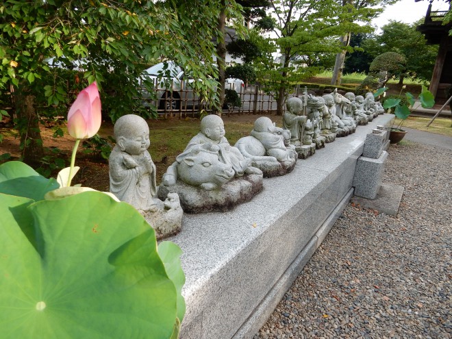 お盆を控えたお地蔵さんたち