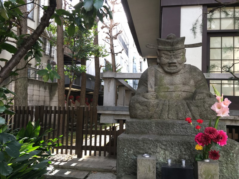 坂のまち赤坂のサングラス閻魔さま