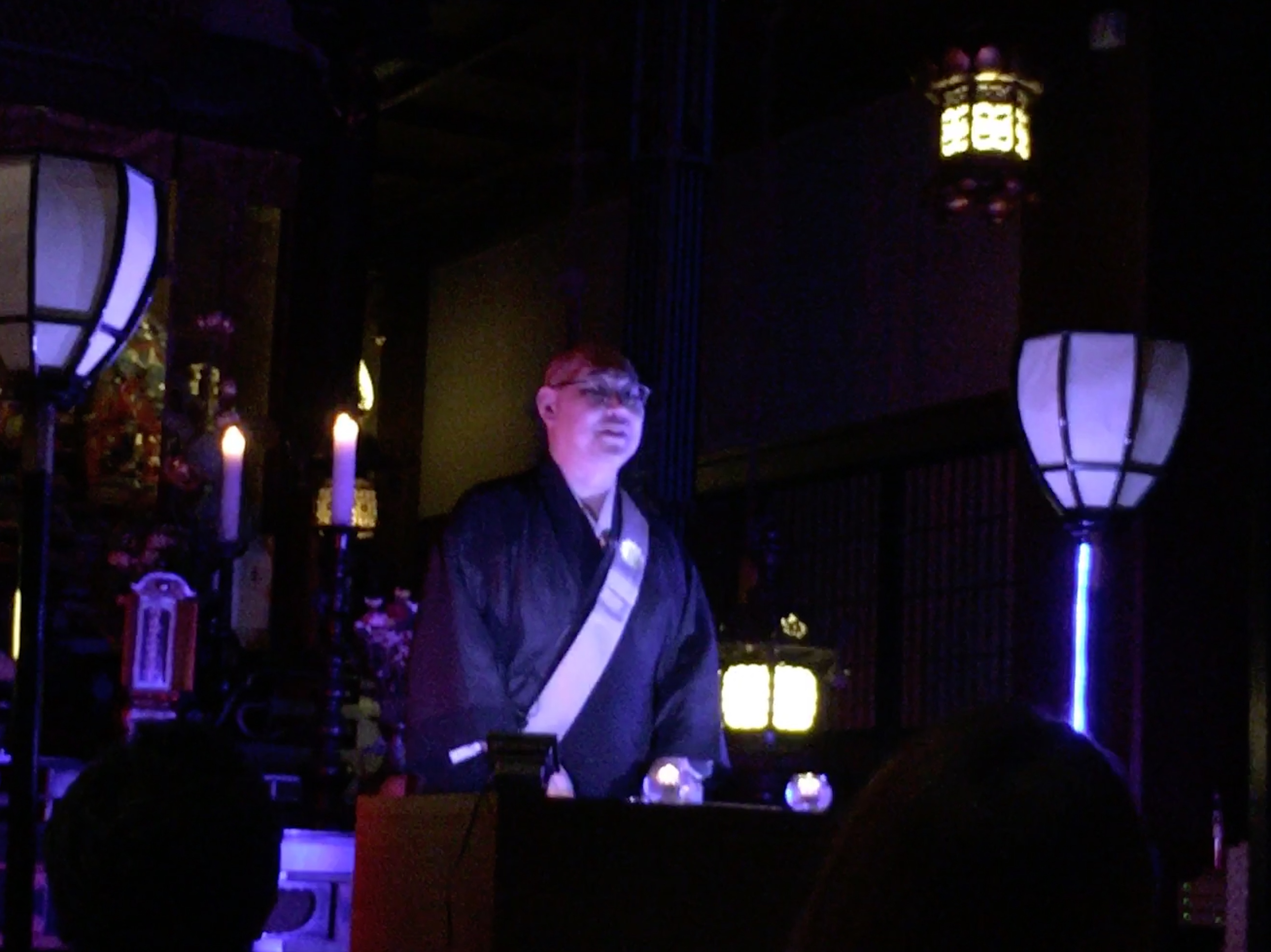 怪談僧が宙を見つめるとき