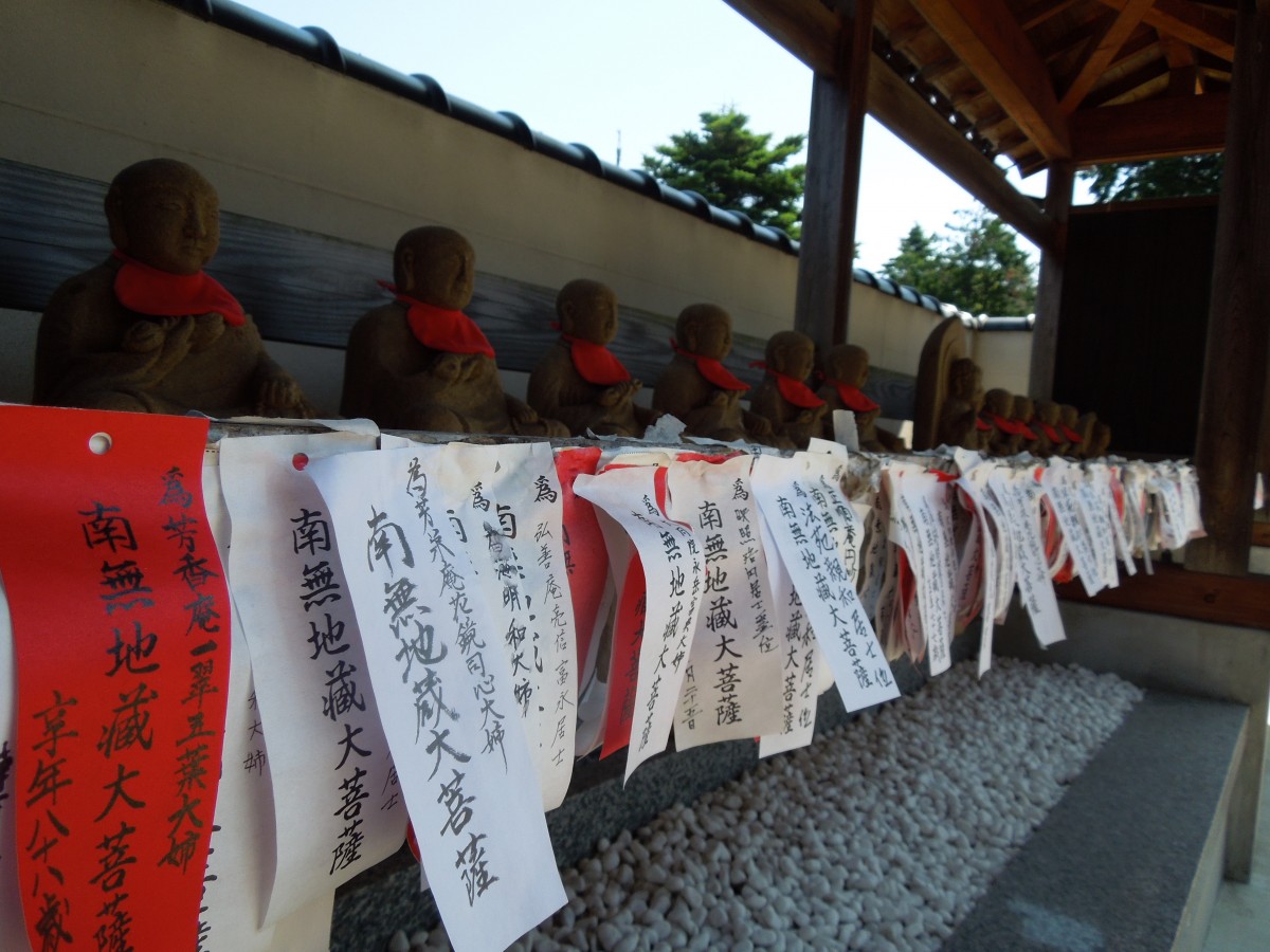 山陰の石像とお札